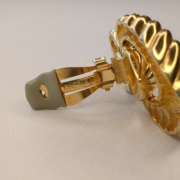 Ciner Door Knocker Gold-Tone Vintage Clip-On Earrings - Picture 5 of 7